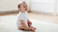 Bebekler ne zaman oturur? Bebekler kaç aylıkken oturmaya başlar?